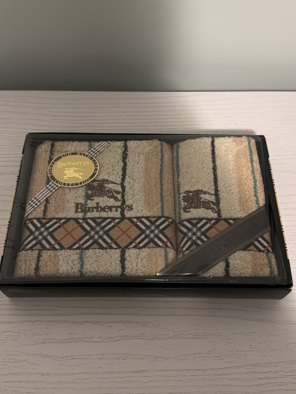 NIB Burberrys Beige Plaid Accent Hand Towels - Picture 2 of 3